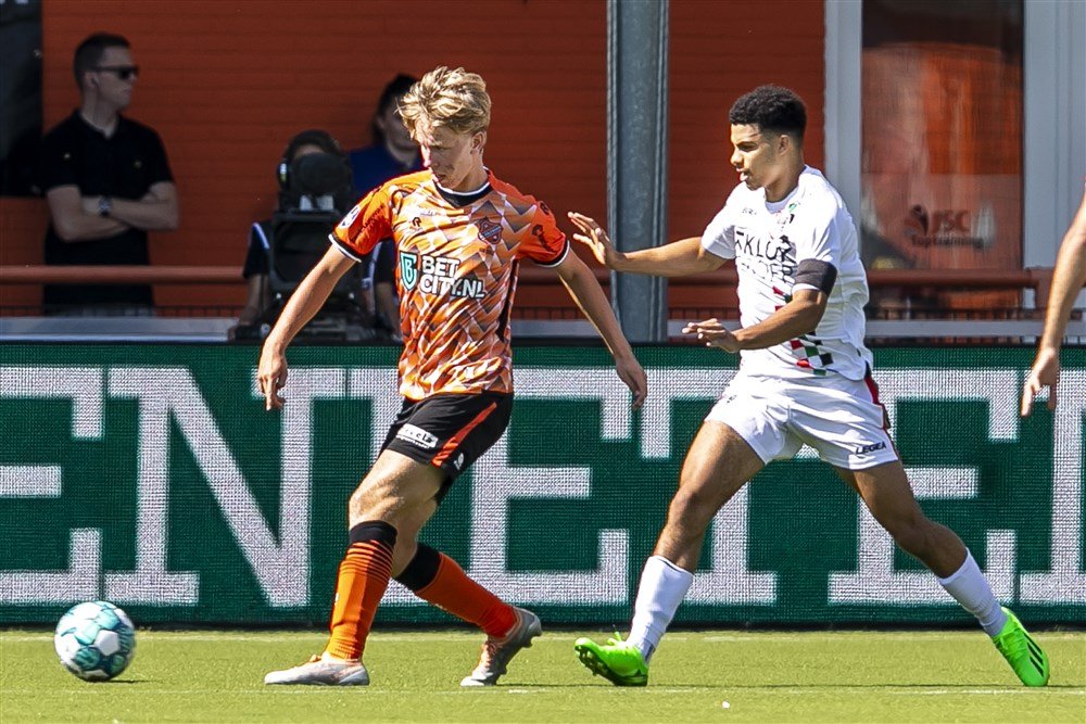 Royal Antwerp FC-speler George Ilenikhena speelt zonder goksponsor Betfirst op shirt