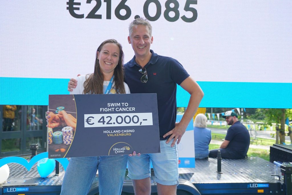 Holland Casino Valkenburg verzamelt € 55.000 voor donatie aan Swim to Fight Cancer